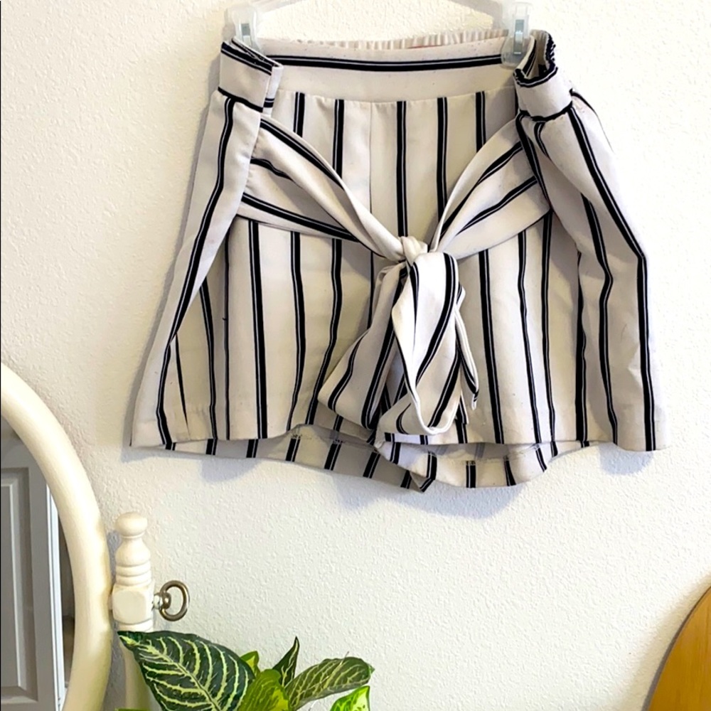 CISONO Black and White Shorts